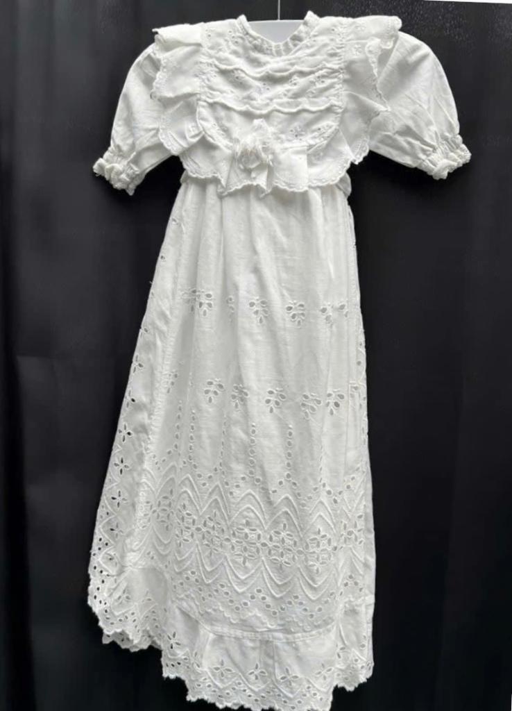 Doopjurk, wit, Broderie, 3-laags rok is gevoerd, mooie kraag, Ophalen of Verzenden