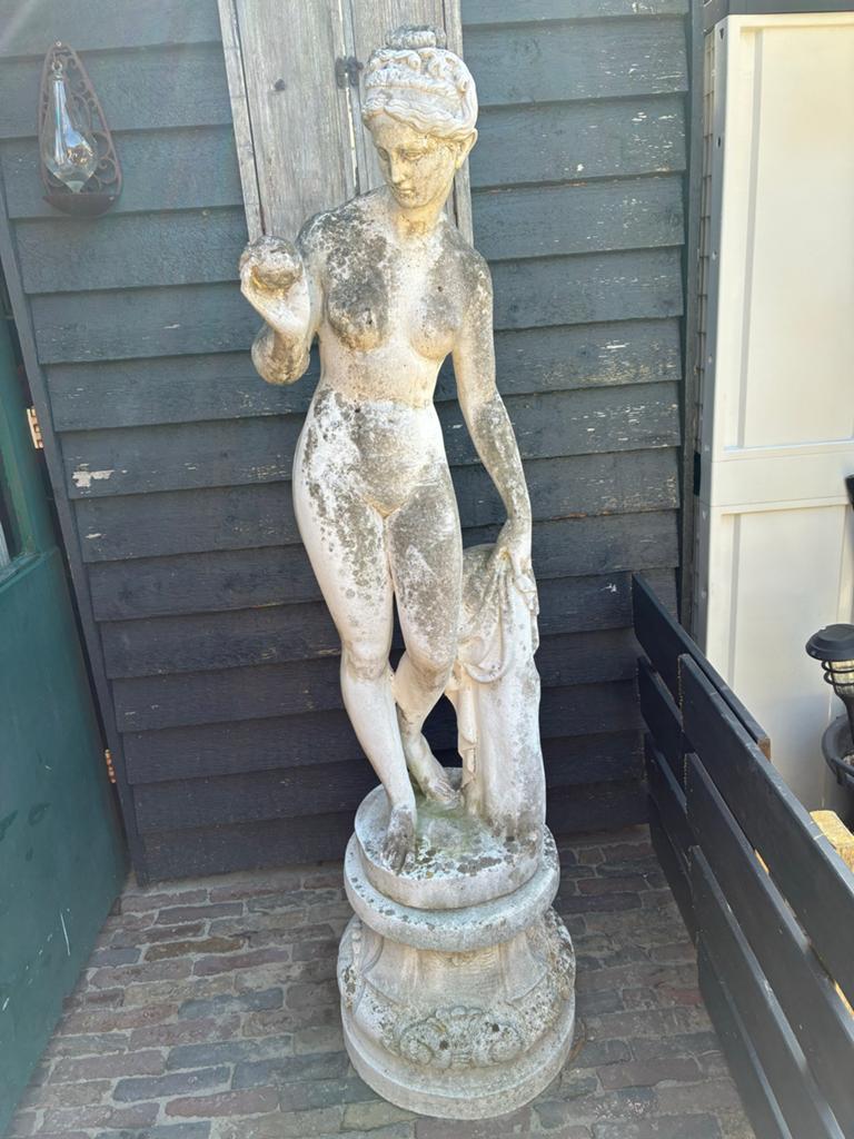Klassiek stenen beeld van vrouw, tuinbeeld, Tuin en Terras, Ophalen of Verzenden, Gebruikt, Steen, Mensenbeeld
