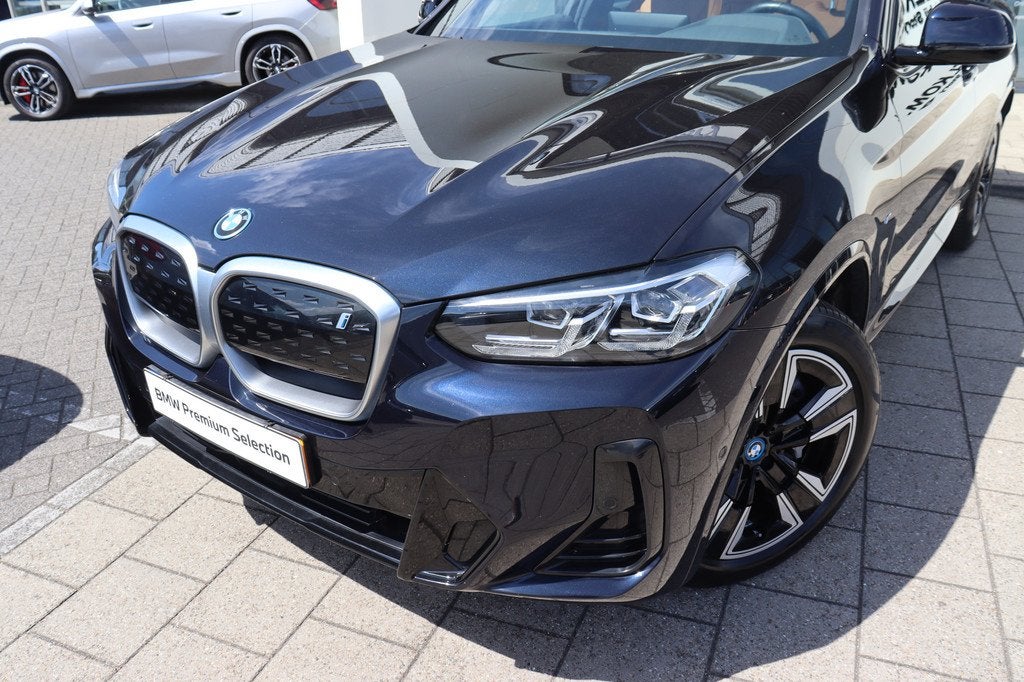 BMW iX3 Executive M Sport / Trekhaak / Sportstoelen / Adapti, Auto's, BMW, Achterwielaandrijving, Gebruikt, 750 kg, Zwart
