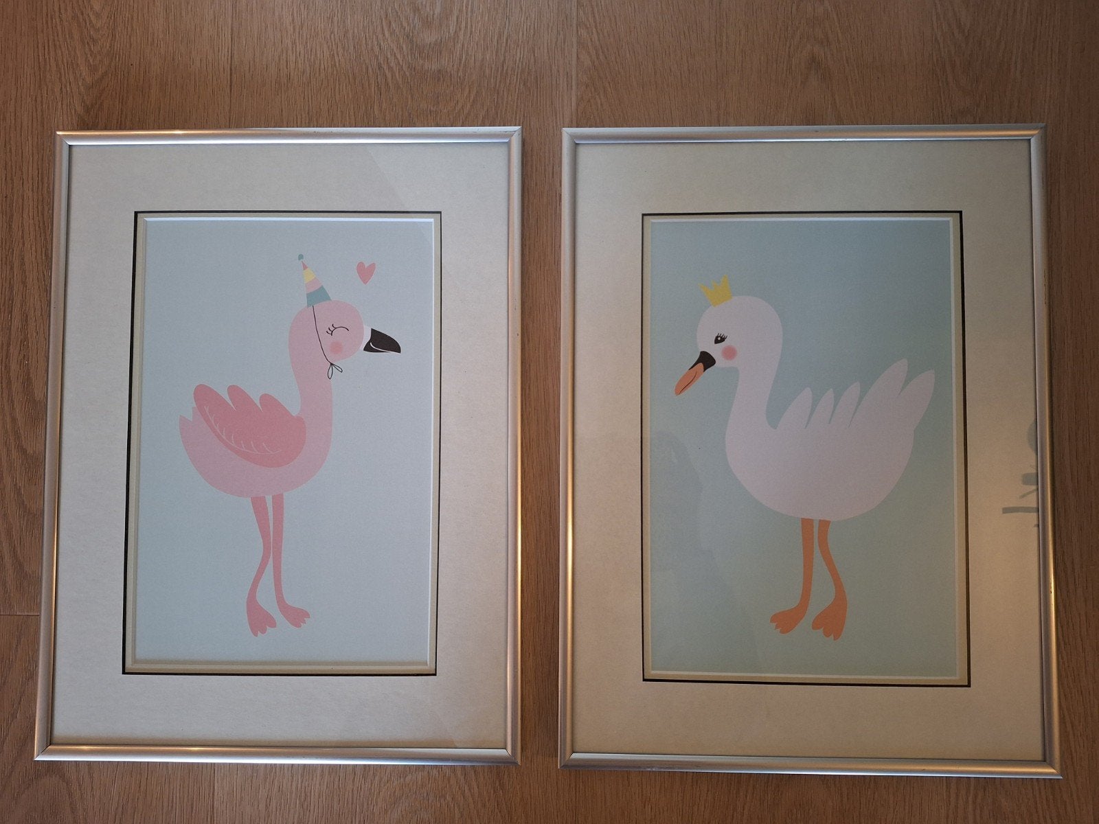 Leuke kinderposters in lijst: Flamingo en Zwaan (set van 2), Ophalen, 50 – 75, Minder dan 50 cm, Zo goed als nieuw