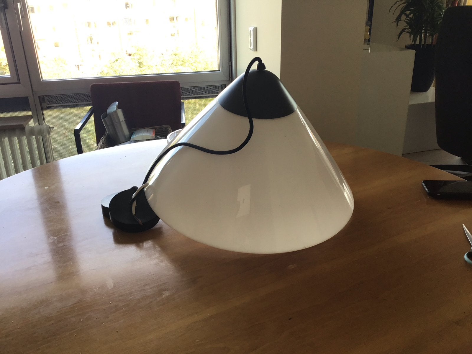 Moderne hanglamp met witte glazen kap doorsnee 60 cm, Ophalen, Gebruikt, 50 tot 100 cm, Glas