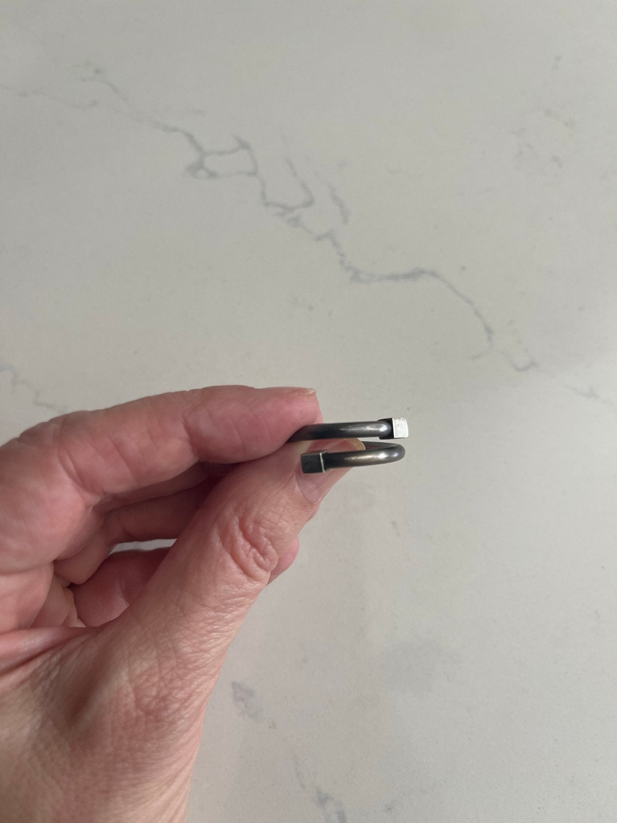 Moderne titanium ring met zilveren uiteinden - Diameter 19 m, Sieraden, Tassen en Uiterlijk, Ringen, Overige materialen, Gebruikt