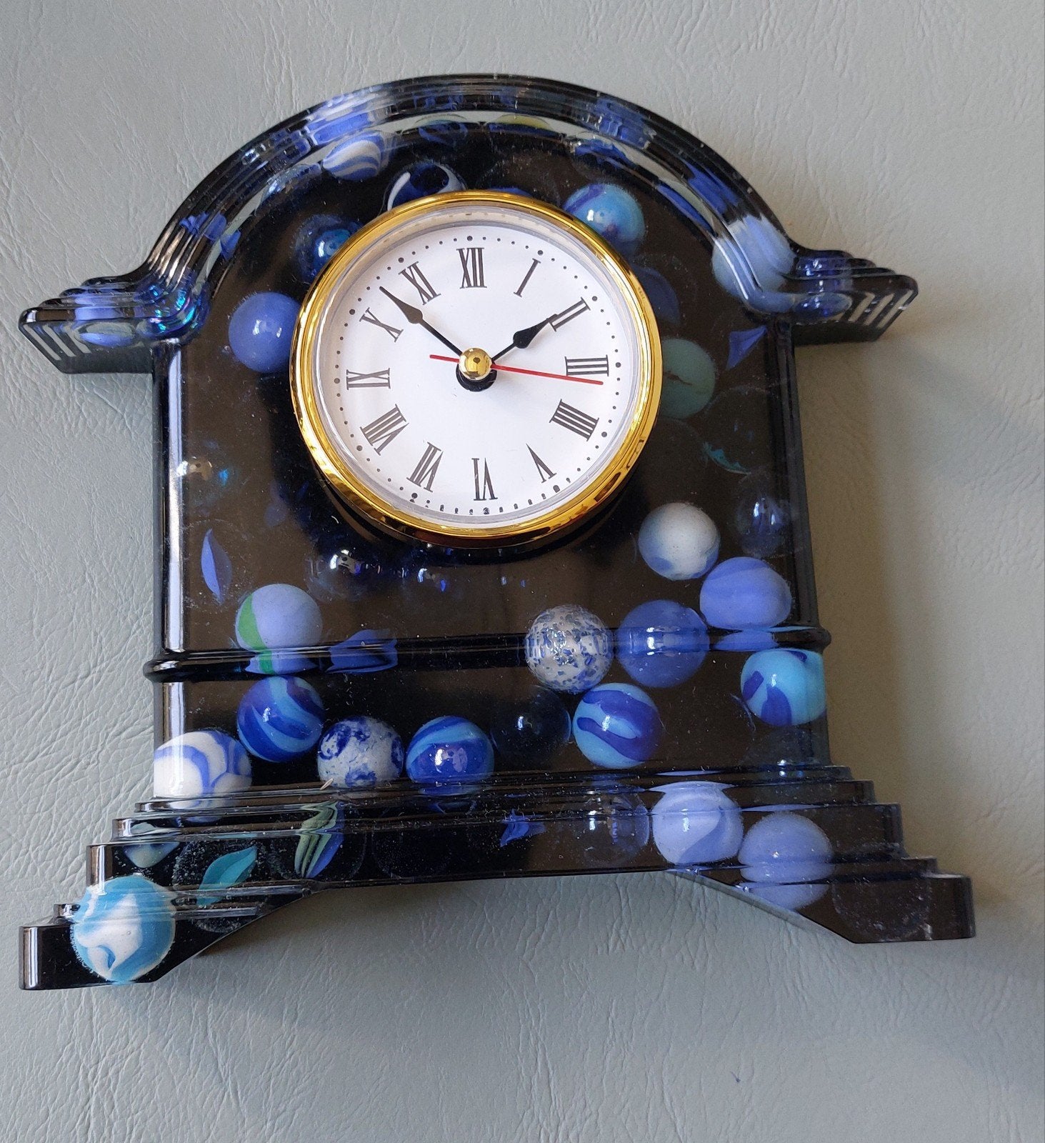 klok met knikkermotief, Ophalen, Zo goed als nieuw, Blauw, Tafelklok