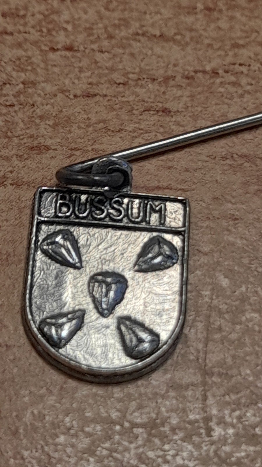Vintage Bussum speldje - wapen van Bussum, Verzenden, Gebruikt, Stad of Land, Speldje of Pin