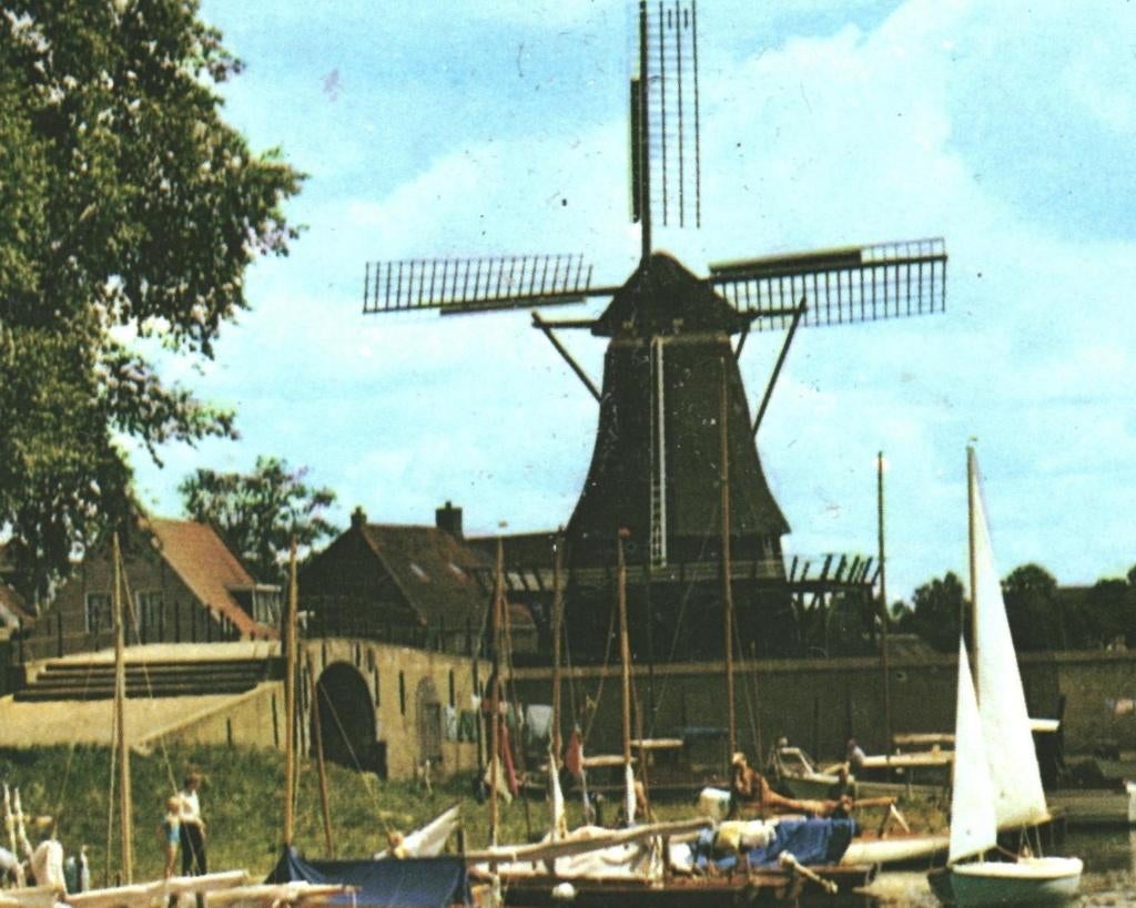 18237 Sloten Friesland 1974 Gezicht op molen Gelopen, Ophalen of Verzenden, 1960 tot 1980, Gelopen, Friesland