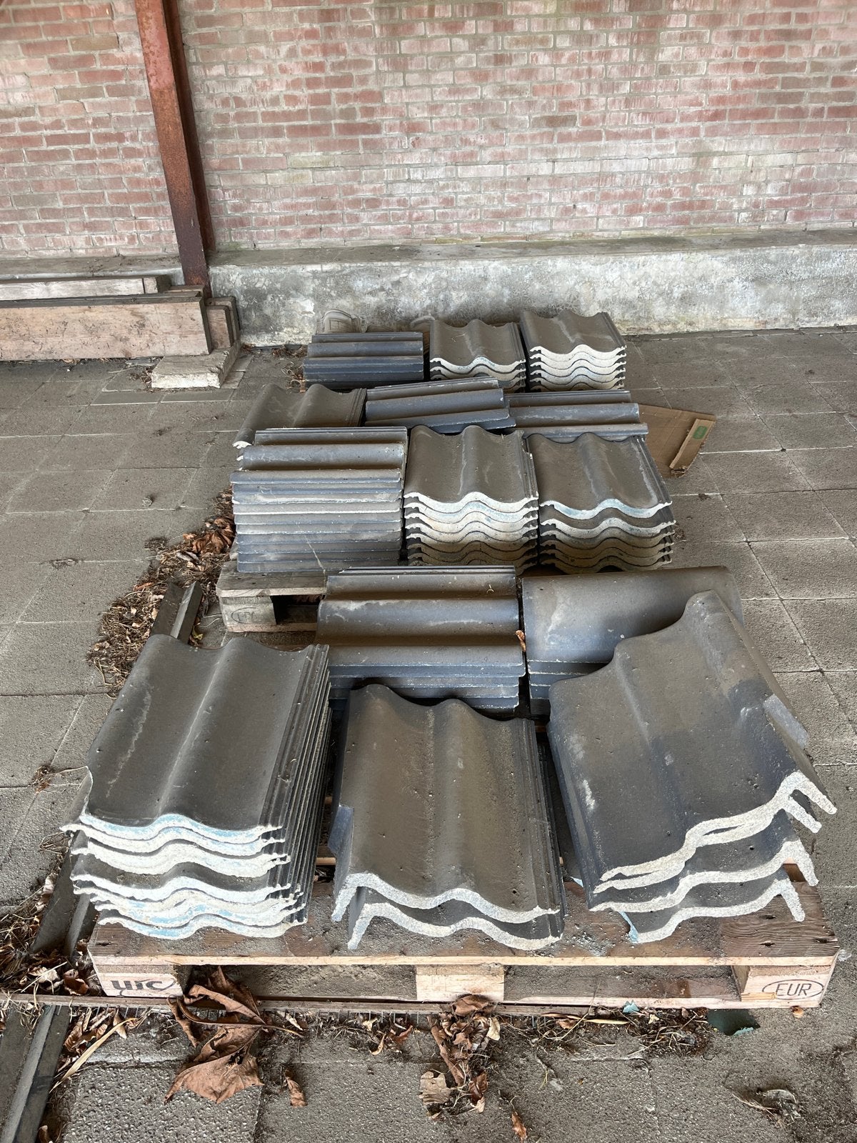 Sneldekkers beton dakpannen - ca. 70 stuks, nieuwstaat, Ophalen, Steen of Klei, Zo goed als nieuw, 15 m² of meer