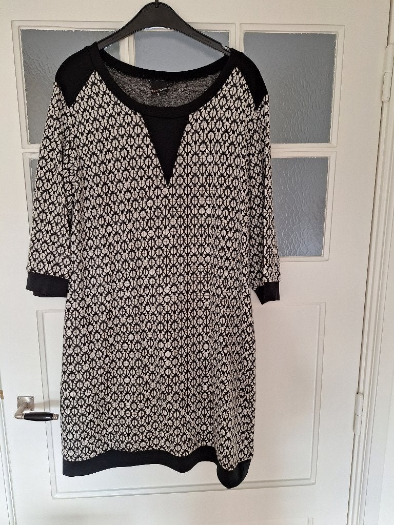 Ongedragen zwart/wit jurk dreamstar xl met lang zwart vest, Dreamstar, Zwart, Maat 46/48 (XL) of groter, Ophalen of Verzenden