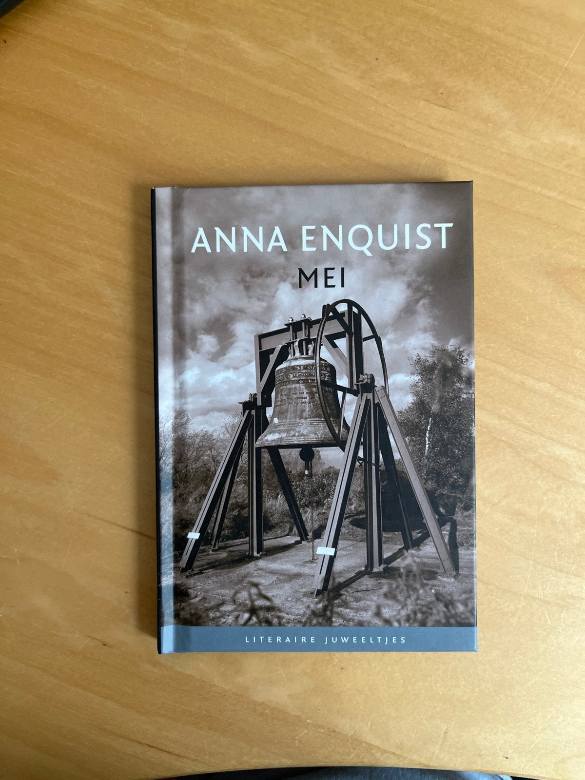 Mei - Anna Enquist (Literaire Juweeltjes), Boeken, Ophalen of Verzenden, Zo goed als nieuw, Nederland
