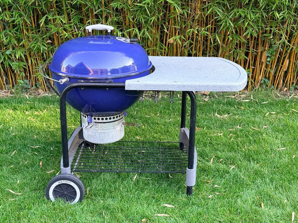 Blauwe Weber Performer 57 cm met werkblad - Complete BBQ, Tuin en Terras, Houtskoolbarbecues, Ophalen, Gebruikt, Weber