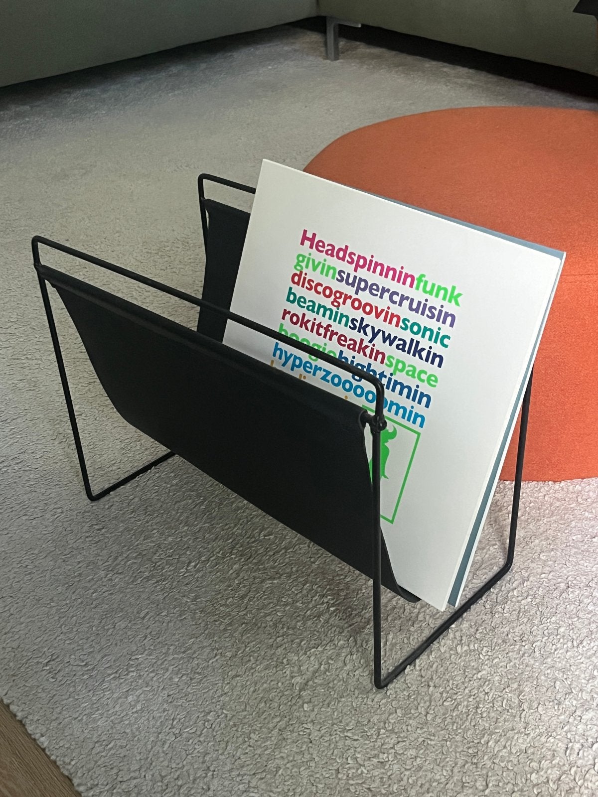 Minimalistische zwarte tijdschriften- en vinylhouder, Metaal, Nieuw, Ophalen of Verzenden, Tijdschriftenrek
