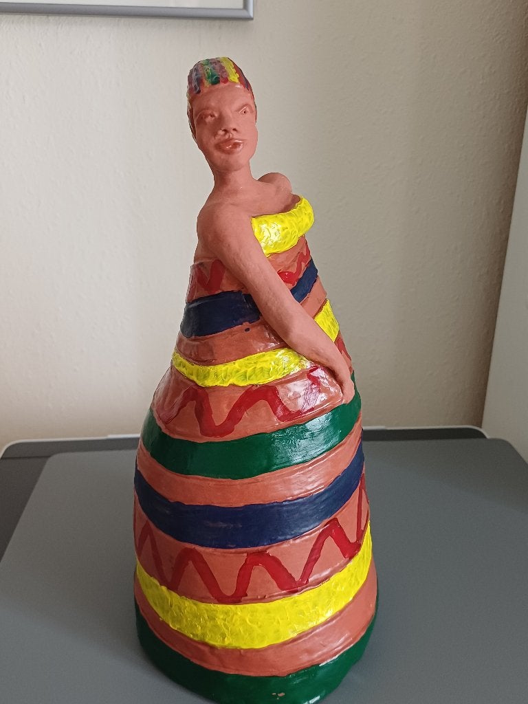 Uniek handgemaakt beeld, Antiek en Kunst, Verzenden, Beschilderd, 20 - 50 cm, Steen of Keramiek