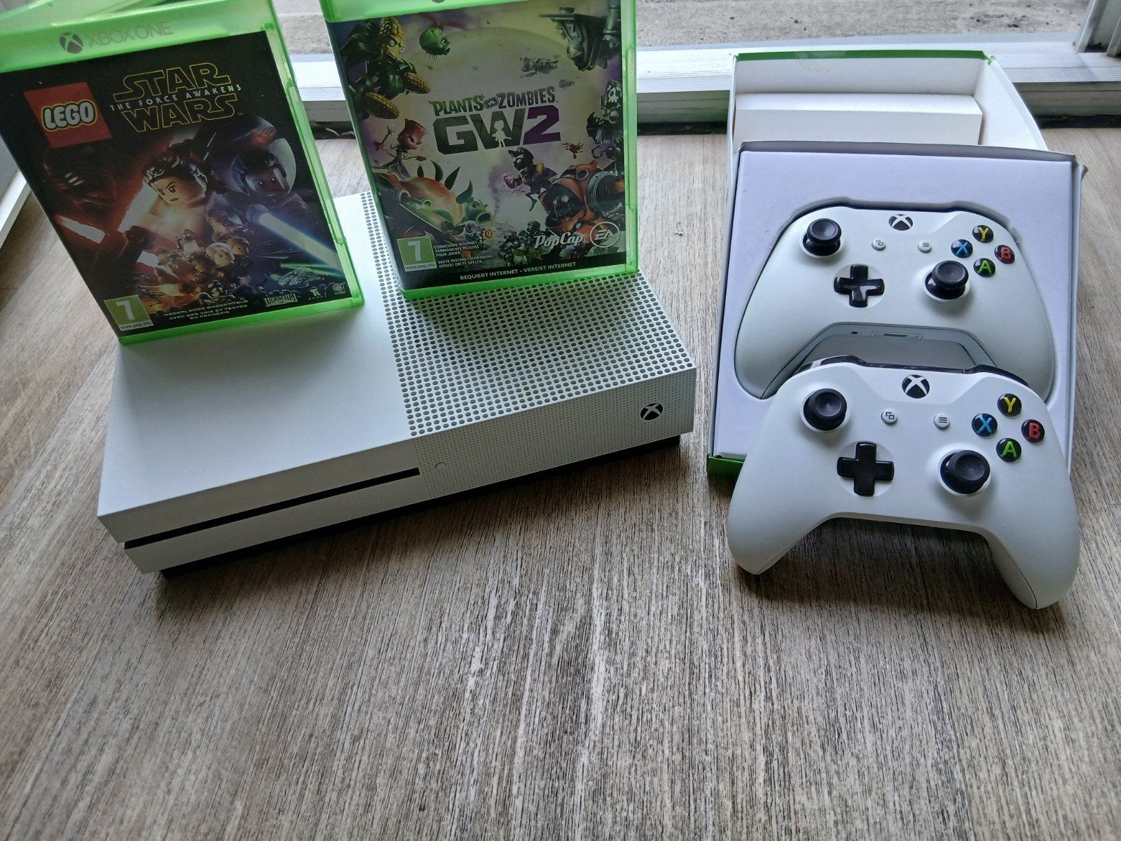 Xbox One S + 2 controller + 2 games. Prijs onderhandelbaar, Gebruikt, 2 spelers, Eén computer, Vanaf 7 jaar