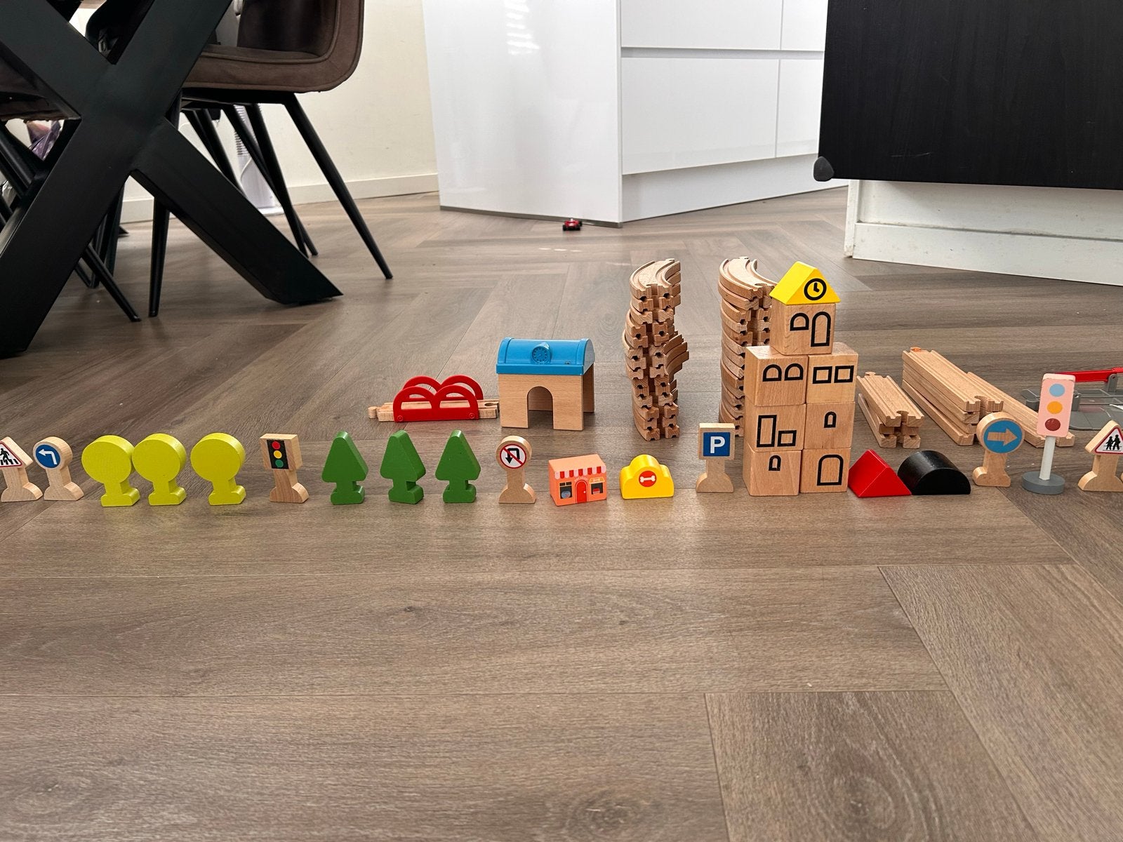 Grote houten treinbaan set met auto's en accessoires, Ophalen, Gebruikt, Overige merken