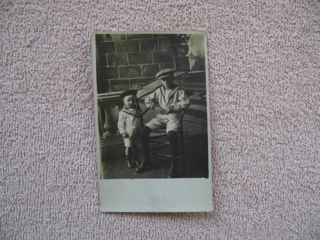 Oude foto: jongeman en kind in zeemanskleding, Amsterdam, Gebruikt, Foto, Ophalen of Verzenden, Voor 1940