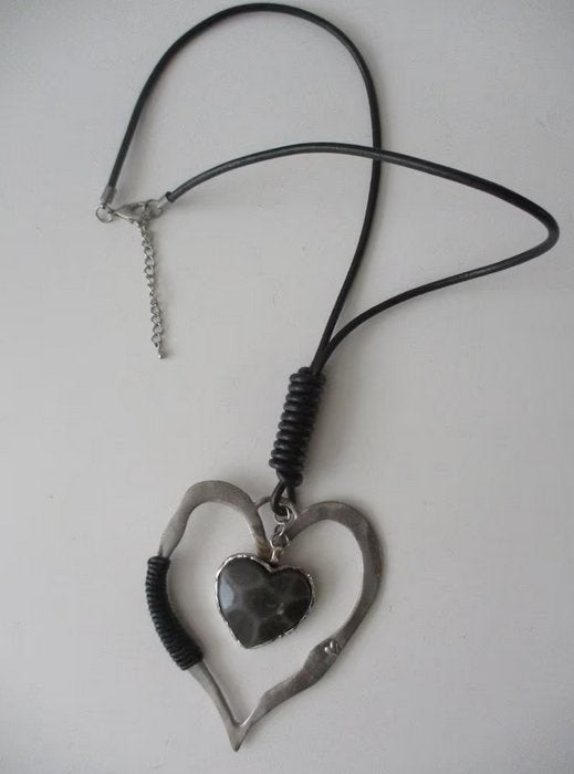 Ketting met metalen hanger en leren bandje, Sieraden, Tassen en Uiterlijk, Oosterveldweg 15, 7274 DZ, Verzenden, Zwart, Nieuw