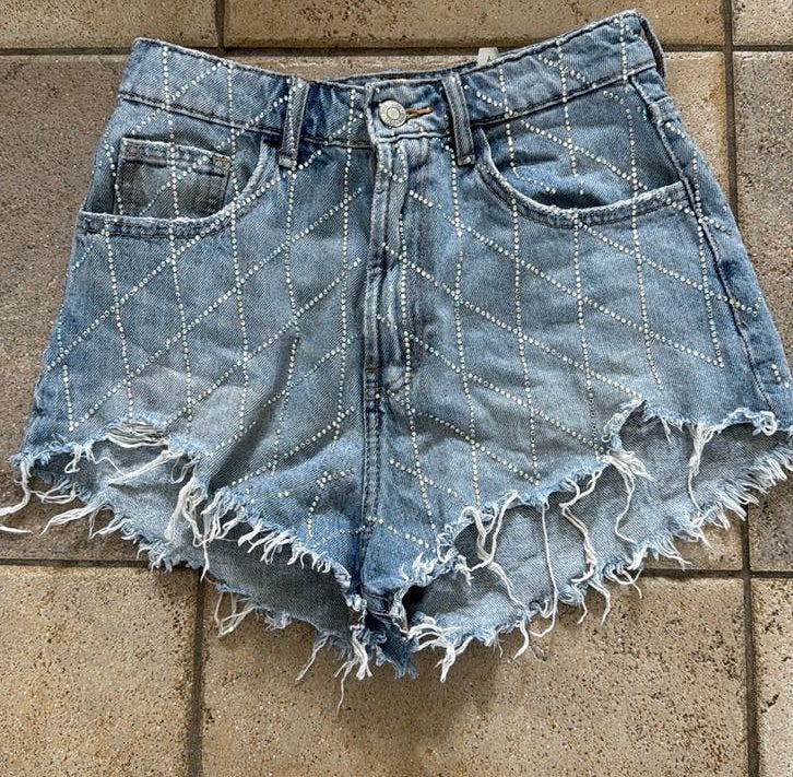 stoere jeans korte broek met strass maat 34 Zara, Ophalen of Verzenden, Zo goed als nieuw, Blauw, W28 - W29 (confectie 36)