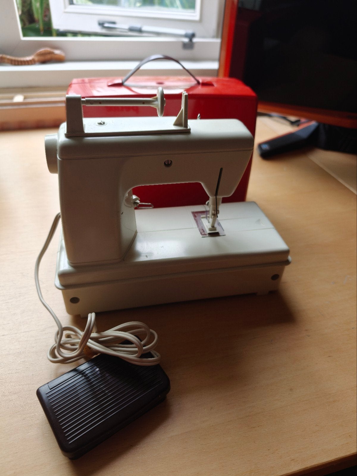 Vintage Naaimachine met Voetpedaal en Rode Koffer, Ophalen of Verzenden, Gebruikt, Naaimachine, Overige merken