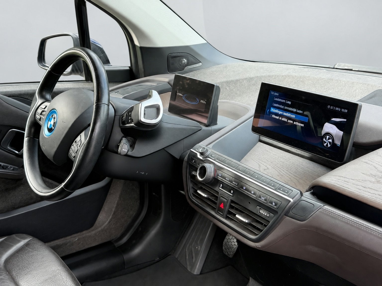 BMW I3 S 120Ah 42 kWh RoadStyle Edition, warmtepomp, harman/, Automaat, Achterwielaandrijving, 4 stoelen, Zwart