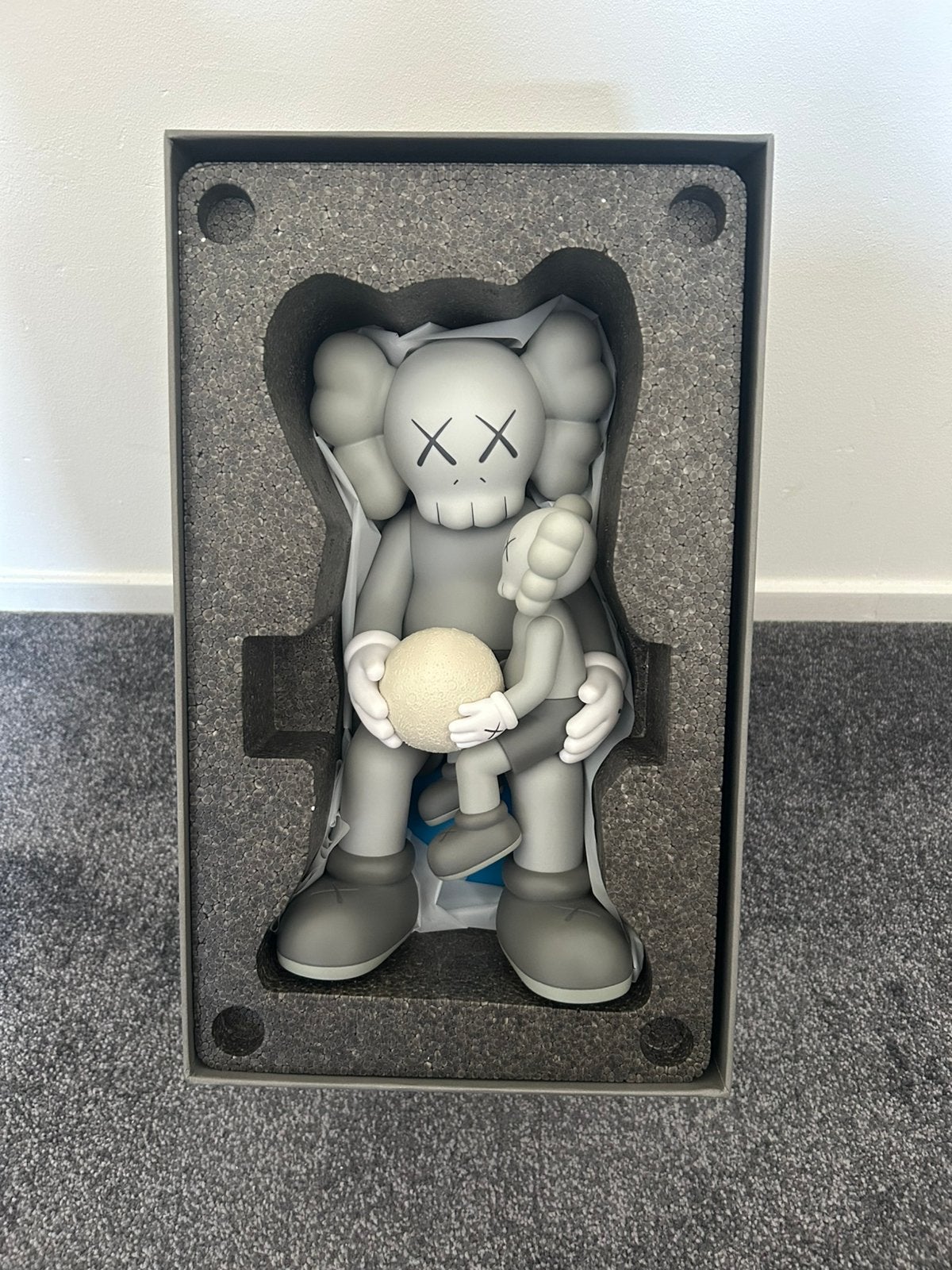 Kaws holiday Thailand Grey, Ophalen of Verzenden, Zo goed als nieuw