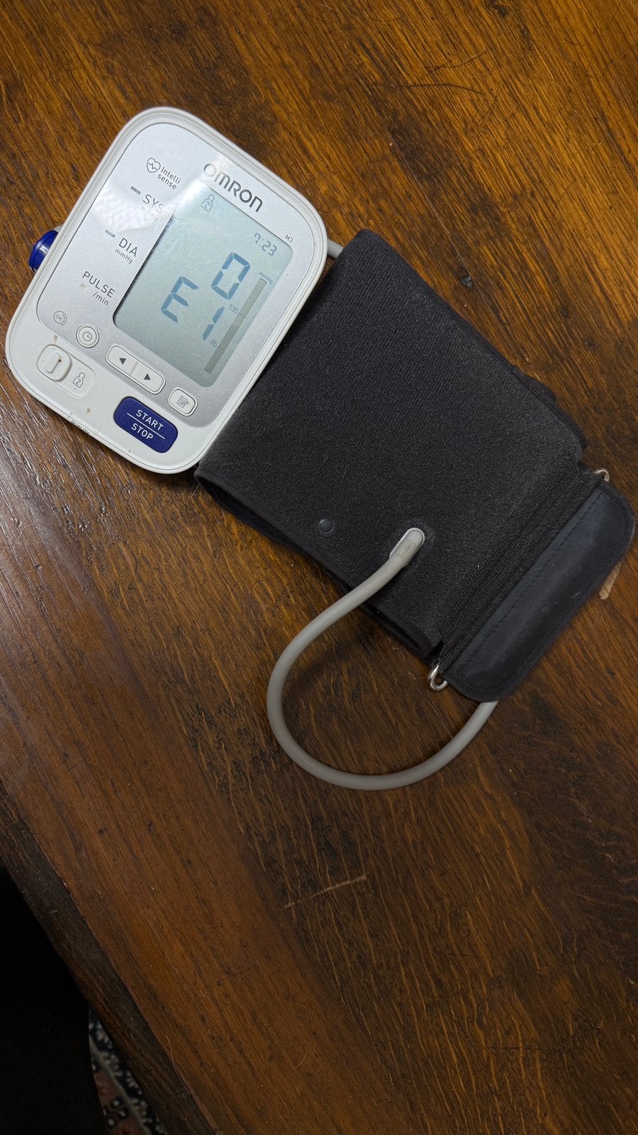 Omron M3 digitale bloeddrukmeter met manch, Ophalen, Zo goed als nieuw, Hand- en Voetverzorging