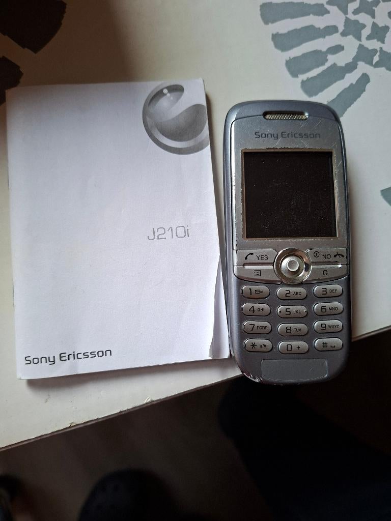 Sony Ericsson J210i Eventueel met bijbehorende lader, Gebruikt, Overige kleuren, Geen camera, Overige systemen