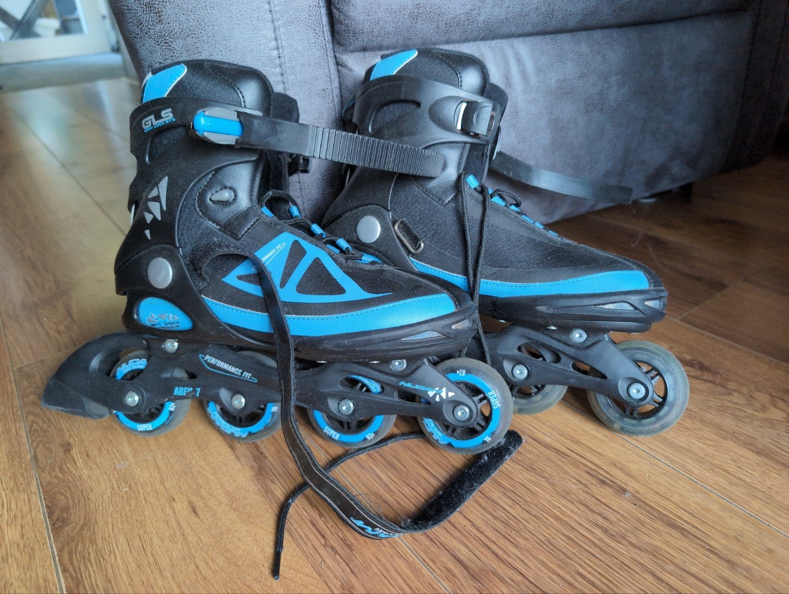 Nijdam Inline skates zwart/blauw mt 42, Overige merken, Gebruikt, Ophalen of Verzenden, Inline skates 4 wielen