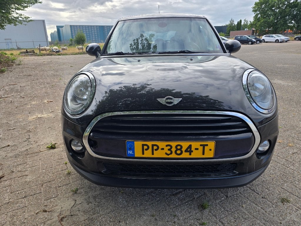 Mini 1.5D Cooper 5D 2017 Zwart **HANDEL / EXPORT**, Auto's, Voorwielaandrijving, Navigatiesysteem, 28 km/l, 4 cilinders