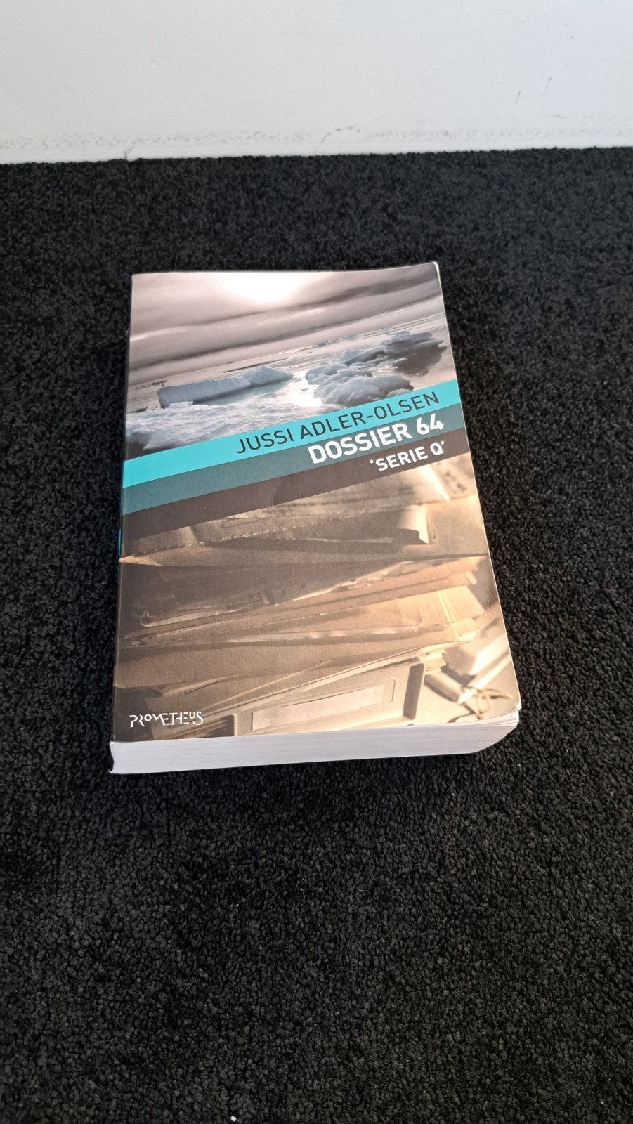 Dossier 64 - Jussi Adler-Olsen (Serie Q), Boeken, Ophalen of Verzenden, Gelezen, Jussi Adler-Olsen