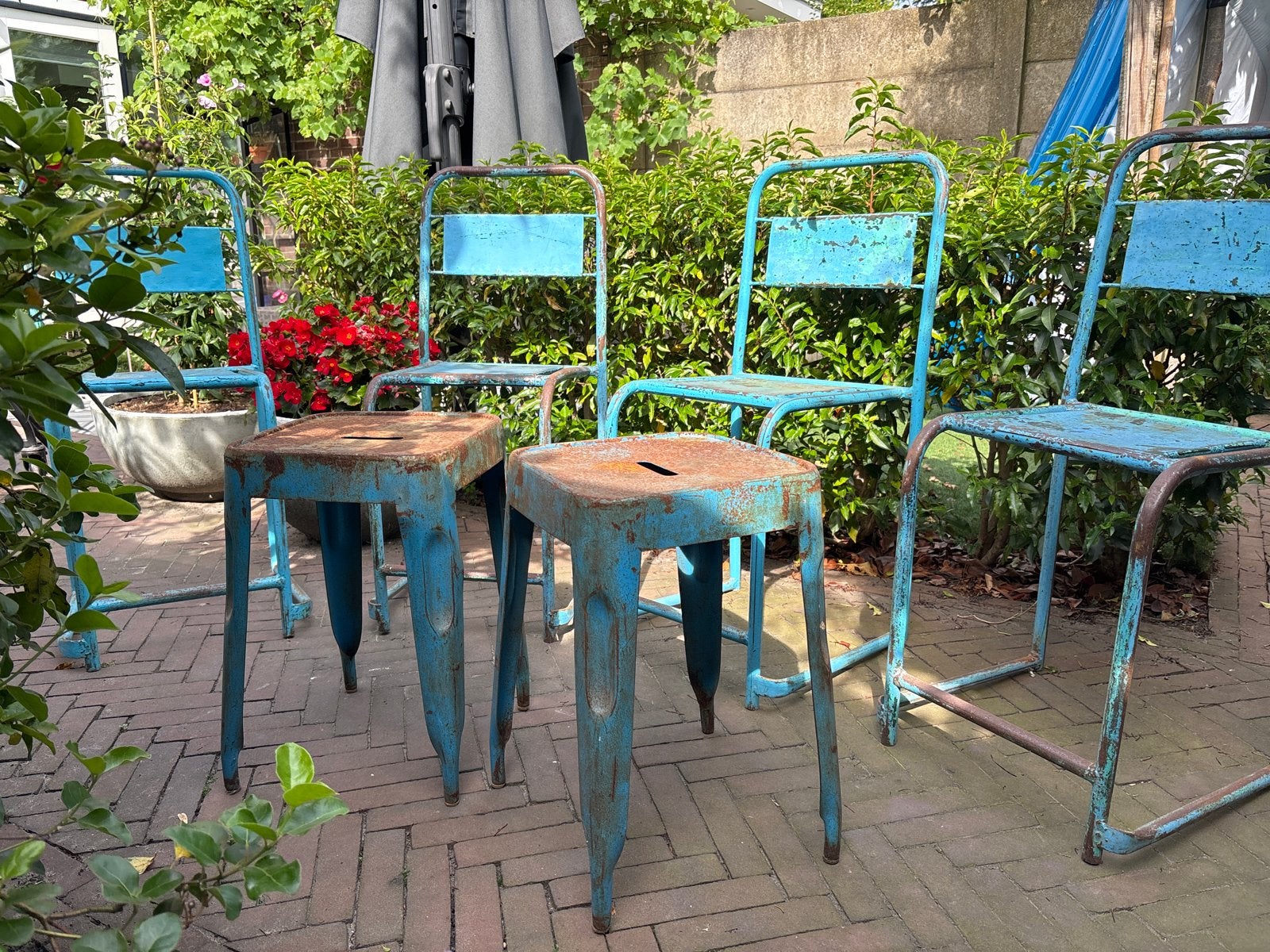 Set van 4 vintage metalen stoelen en 2 krukken - blauw, Ophalen