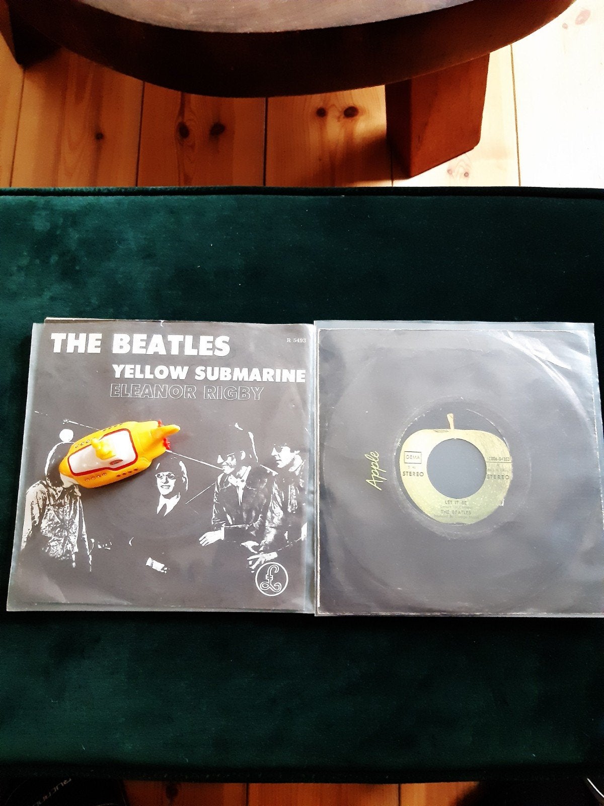 The Beatles.  2 singels en Hotwheels, Ophalen of Verzenden, Gebruikt, Pop