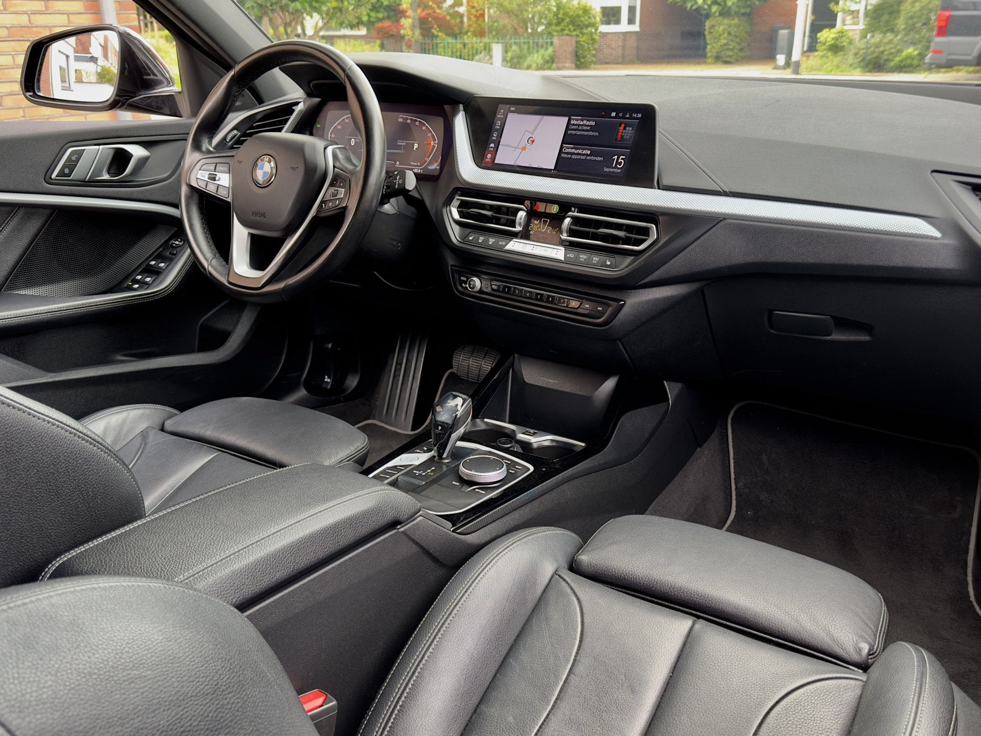 BMW 1-serie 118i AUT7 HIGH EXECUTIVE SPORT-LEDER NAVI CAMERA, Auto's, 136 pk, Gebruikt, Zwart, 3 cilinders