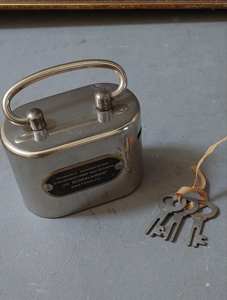 Vintage spaarpot 'De Nederlanden' met sleutels, Ophalen of Verzenden, Gebruikt, Metaal of Blik, Object of Gebouw