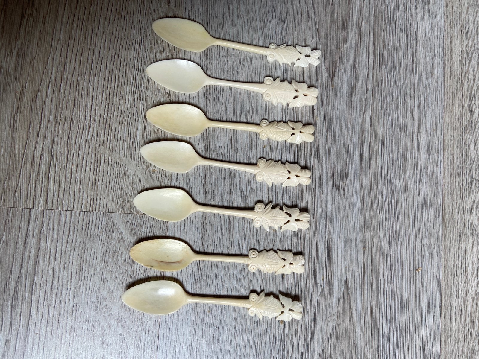 antieke lepeltjes Zeven handgesneden lepeltjes van been, Ophalen