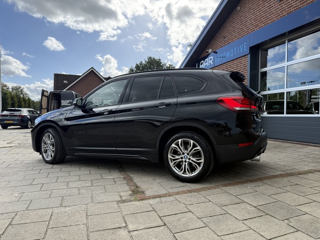 Bmw X1 xDrive 25e 225PK PHEV | Navi | Camera | Panorama | Ca, Gebruikt, Leder en Stof, Zwart, Origineel Nederlands