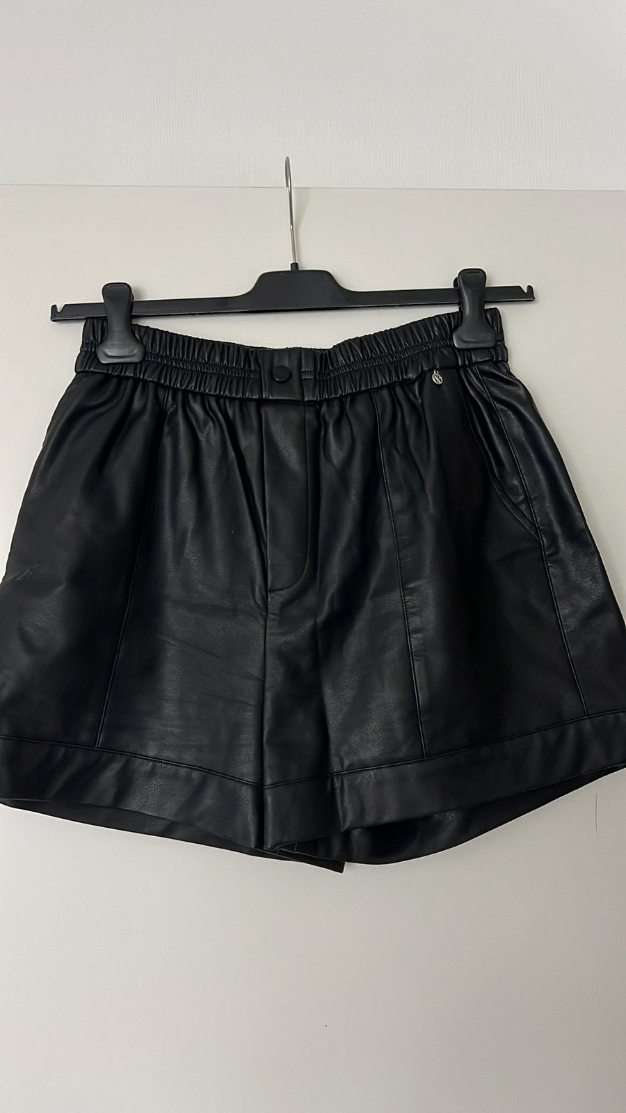 Short leather look M, Kleding | Dames, Ophalen of Verzenden, Zo goed als nieuw, Zwart, Kort