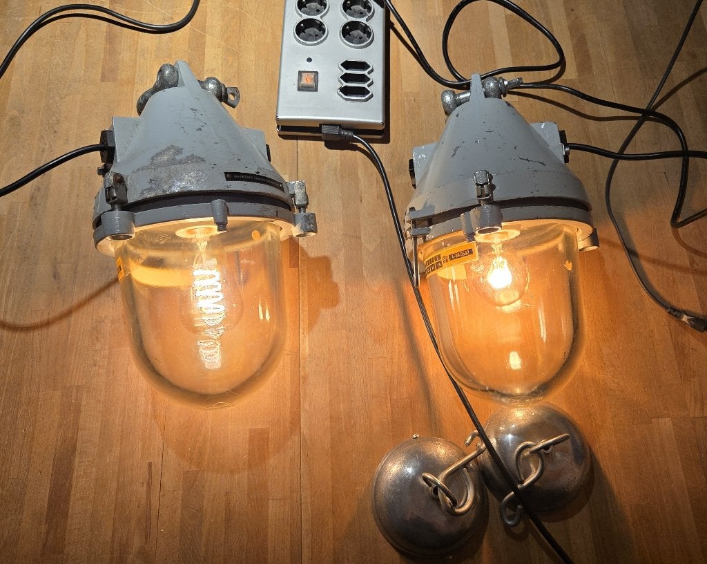 2 Industriële Hanglampen Jaren 70 – Tsjechië – E27 Fitting, Gebruikt, Glas, Industrieel, E27 (groot)