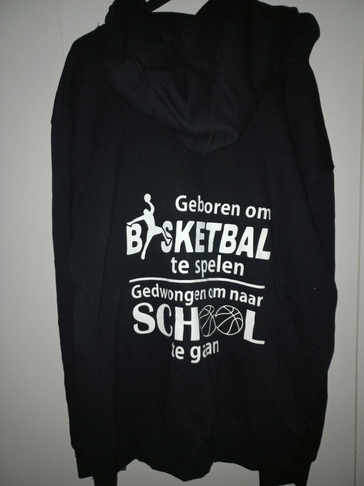 Zwarte hoodie met basketbalprint - Maat M, Ophalen of Verzenden, Zo goed als nieuw, Everme