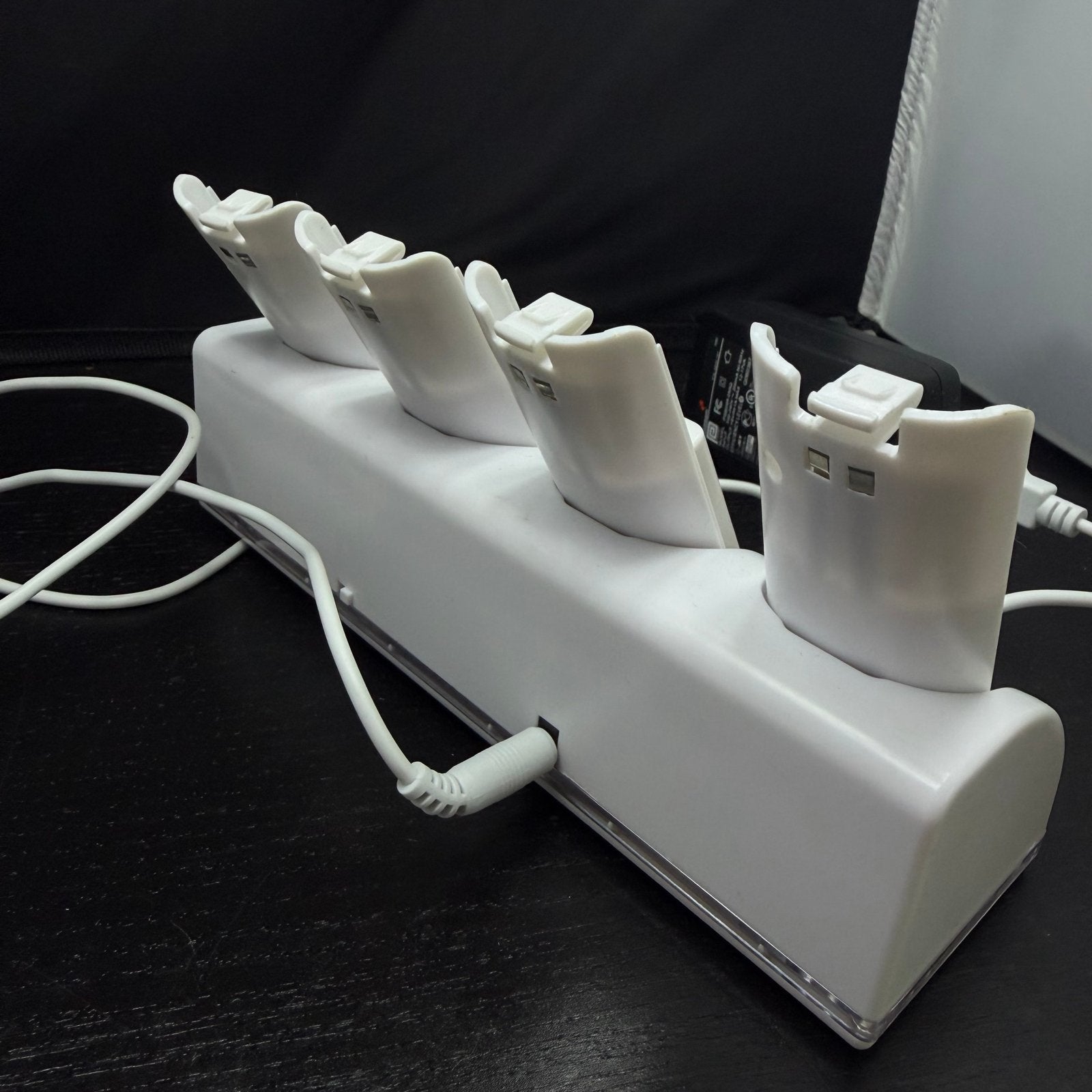 Nintendo Wii Charger Dock 4 Controllers + 4 Batterijpacks, Spelcomputers en Games, Games | Nintendo Wii, Gebruikt, G, Ophalen of Verzenden