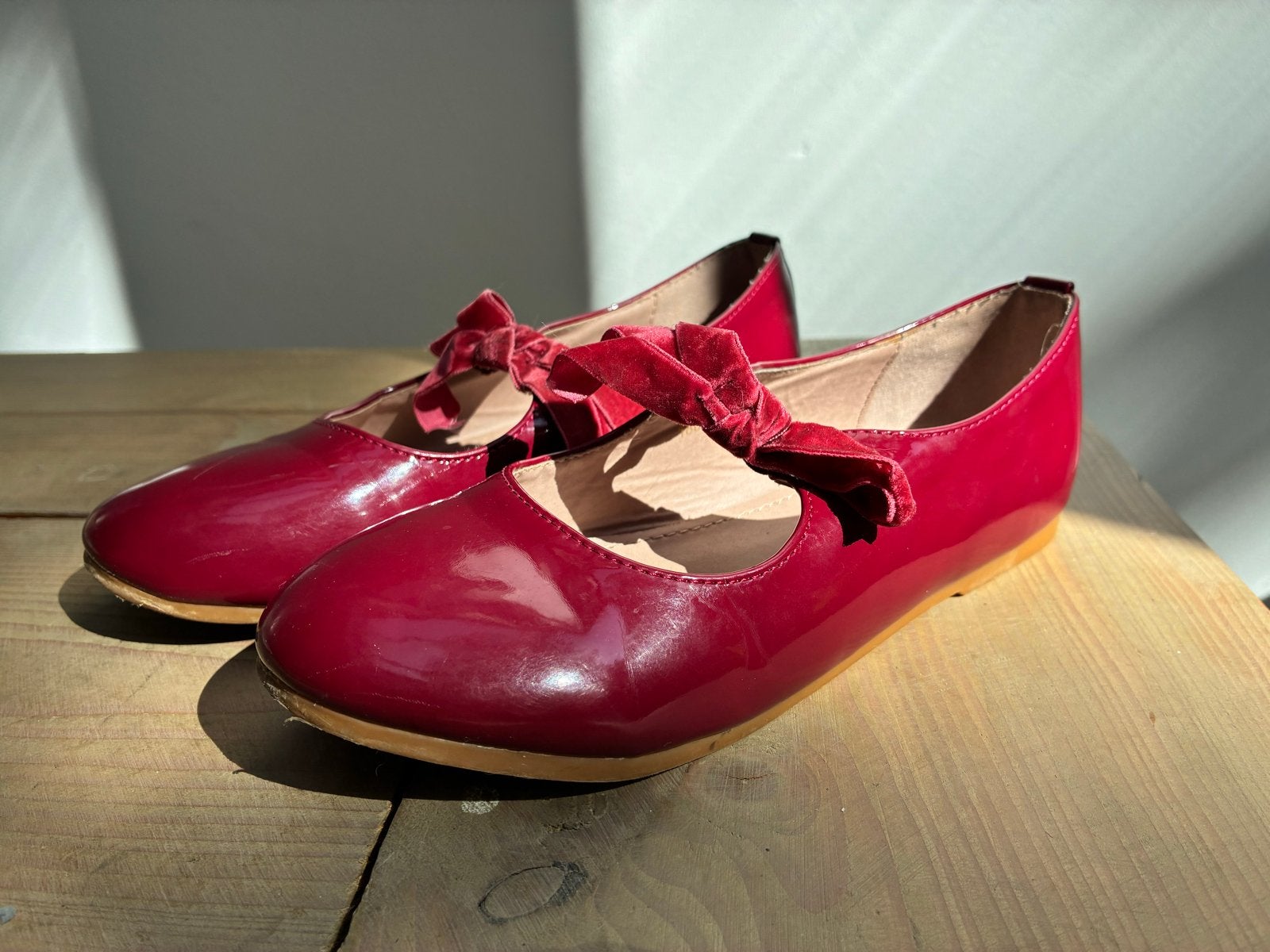 Rode lakschoenen met fluwelen strikjes - Maat 35, Kleding | Dames, Ophalen of Verzenden, Zo goed als nieuw, Rood, Schoenen met lage hakken