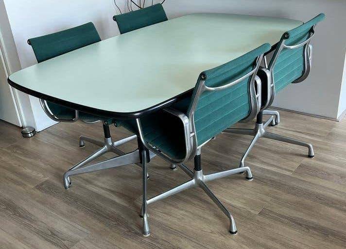 Originele Vitra tafel + 4 draaibare Vitra EA 108 stoe, Ophalen, Nieuw, Zwart, Balstoel