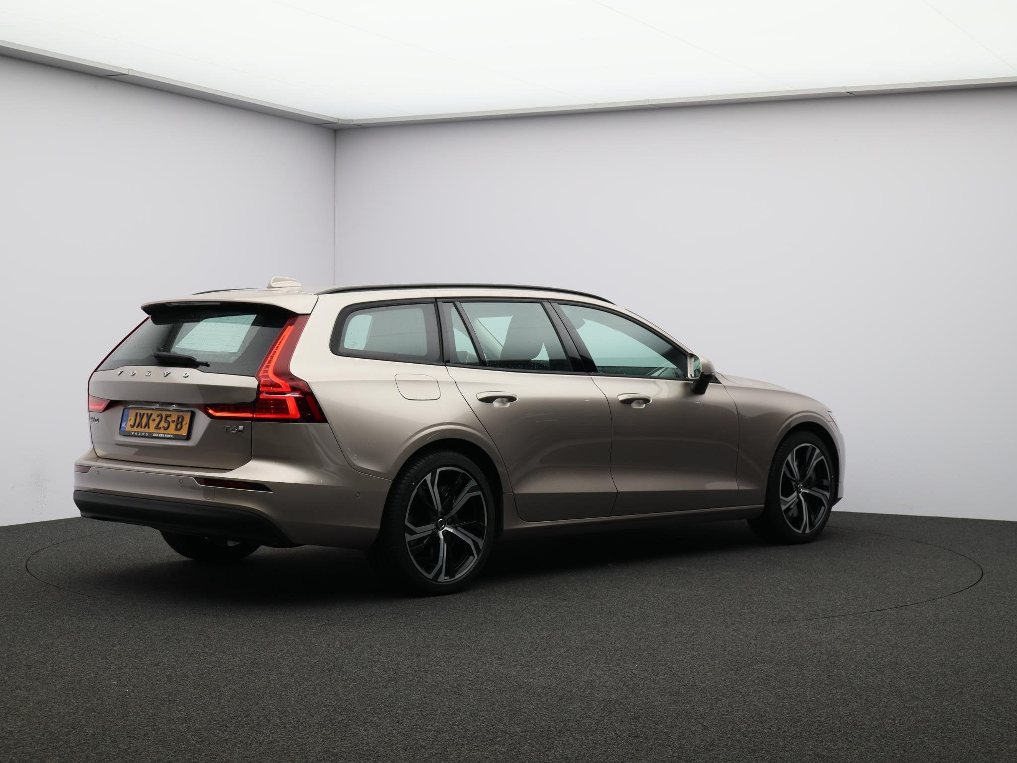 Volvo V60 T6 350PK Plug-in hybrid AWD Core Business Ed / Sto, Auto's, Stof, Gebruikt, 4 cilinders, 180 min