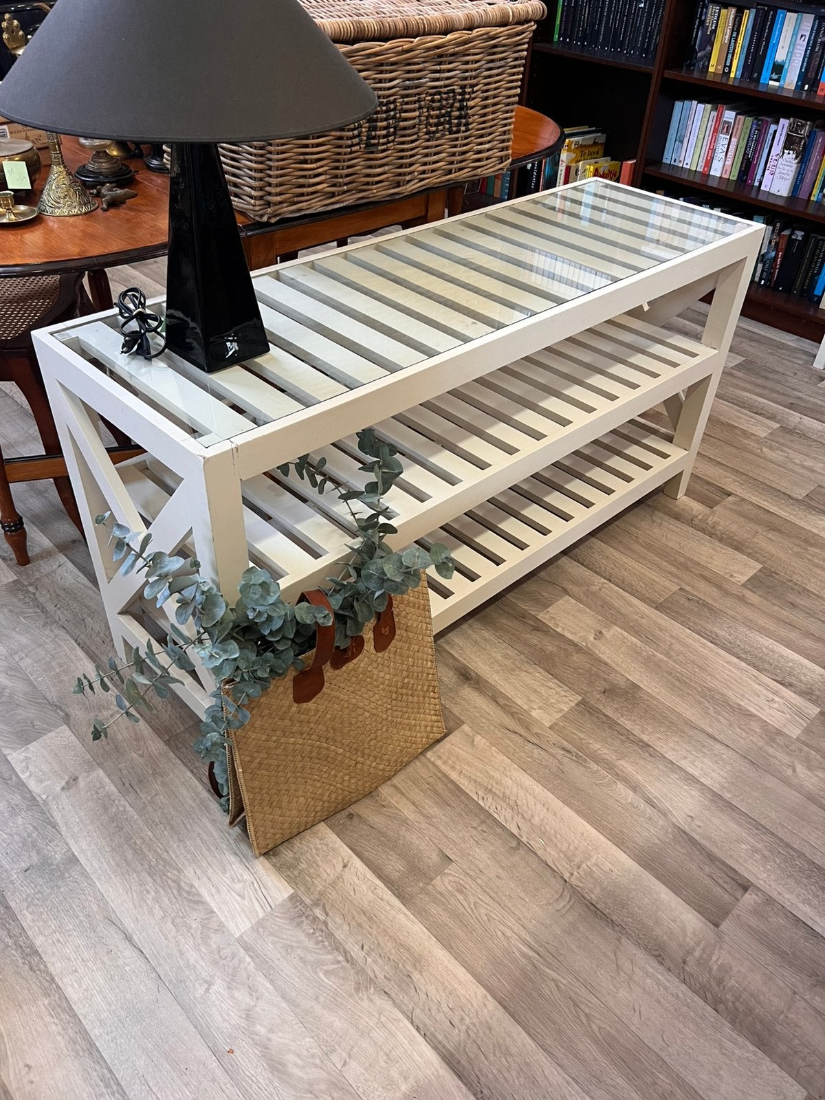 Stijlvolle Witte Sidetable / TV-Meubel met Glasplaat & Cross, Huis en Inrichting, Tafels | Sidetables, 100 tot 150 cm, Wit landelijk