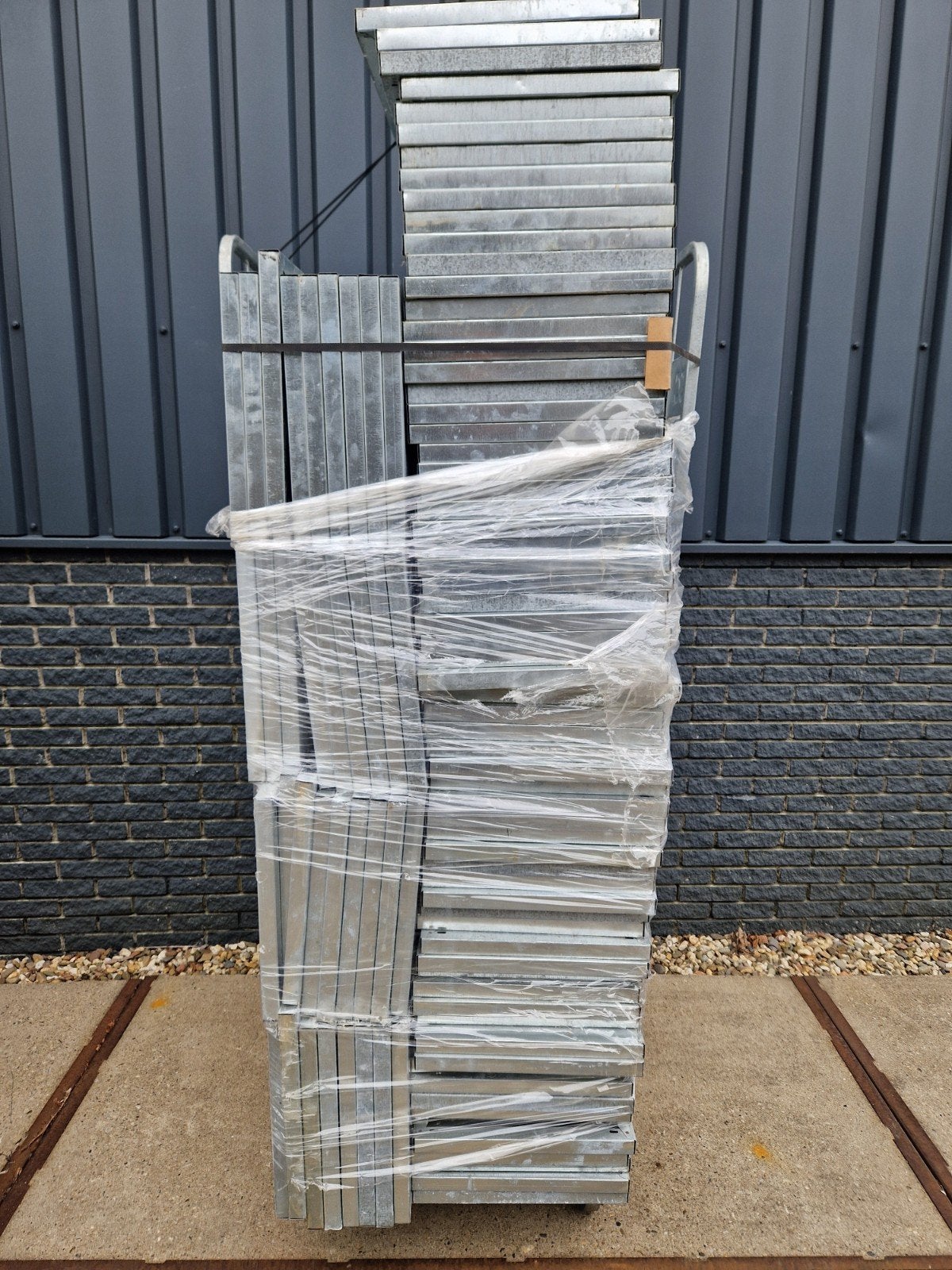 100 planken 40x117cm  legborden gegalvaniseerd, Ophalen, Zo goed als nieuw