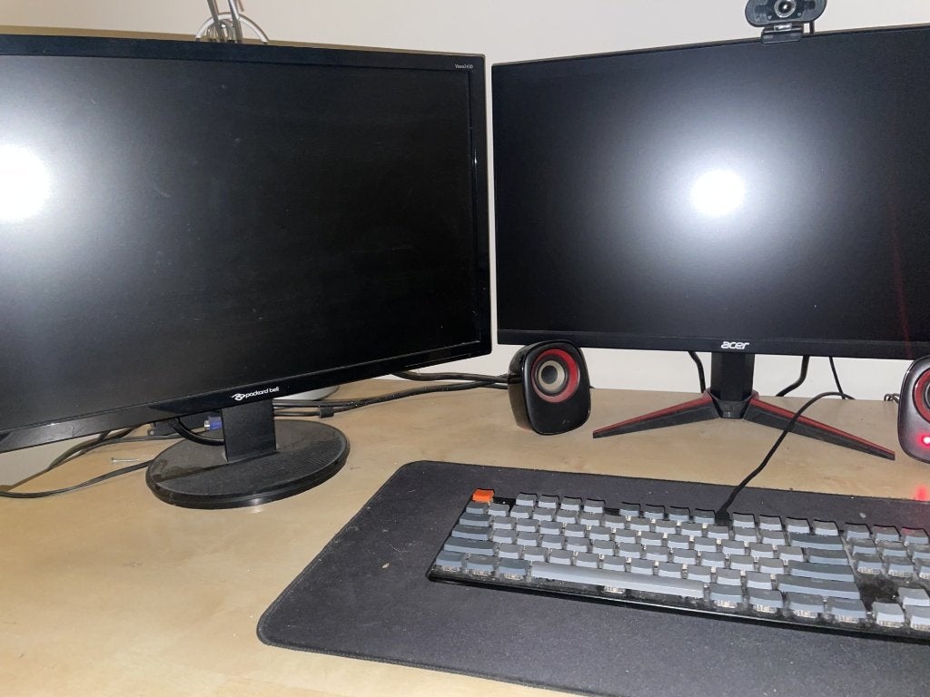 Desktop PC met 2 schermen en toetsenbord, Computers en Software, Gebruikt, Onbekend, Gaming, SSD
