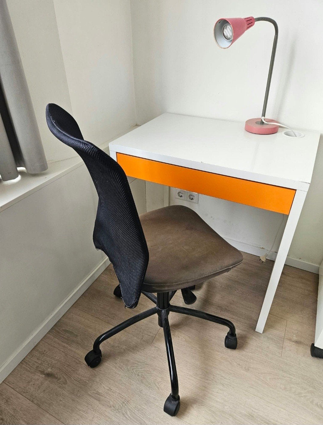 Burotje en burostoel af te halen, Ophalen, IKEA