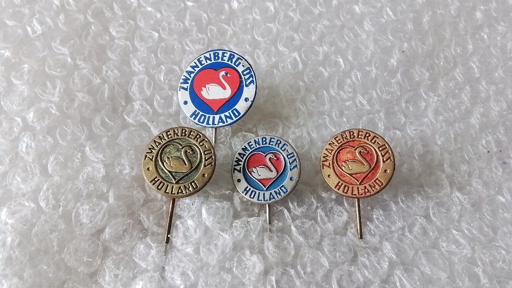 4 verschillende speldjes zwanenberg uit OSS, Ophalen of Verzenden, Zo goed als nieuw, Overige onderwerpen