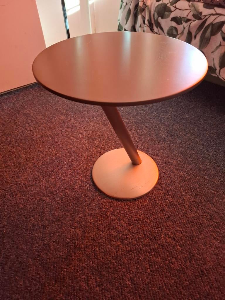Ronde bijzettafel met schuine poot, Ophalen