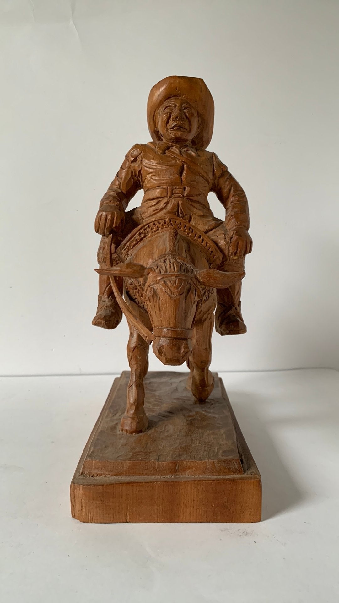 Houten beeld man op ezel - Handgesneden 27cm hoog, Ophalen of Verzenden, Handgemaakt, 20 - 50 cm, Beeld