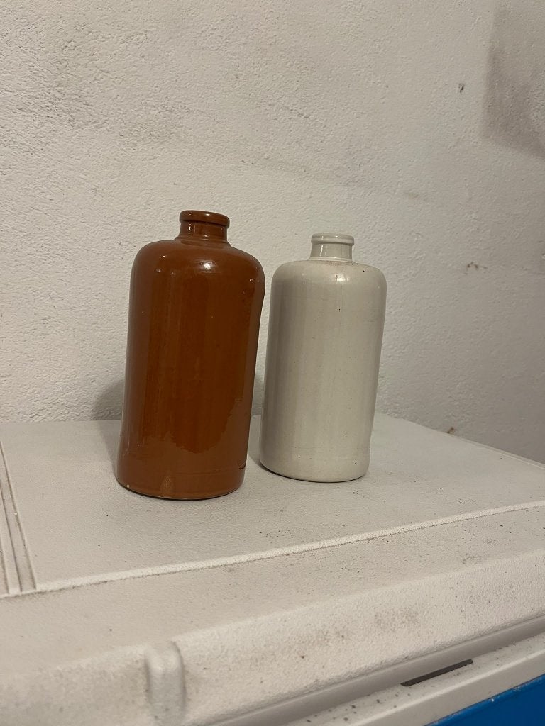 Set van 2 oude aardewerken kruiken –bruin en crème– vintage, Huis en Inrichting, Ophalen, Gebruikt, Bruin, Steen/keramiek
