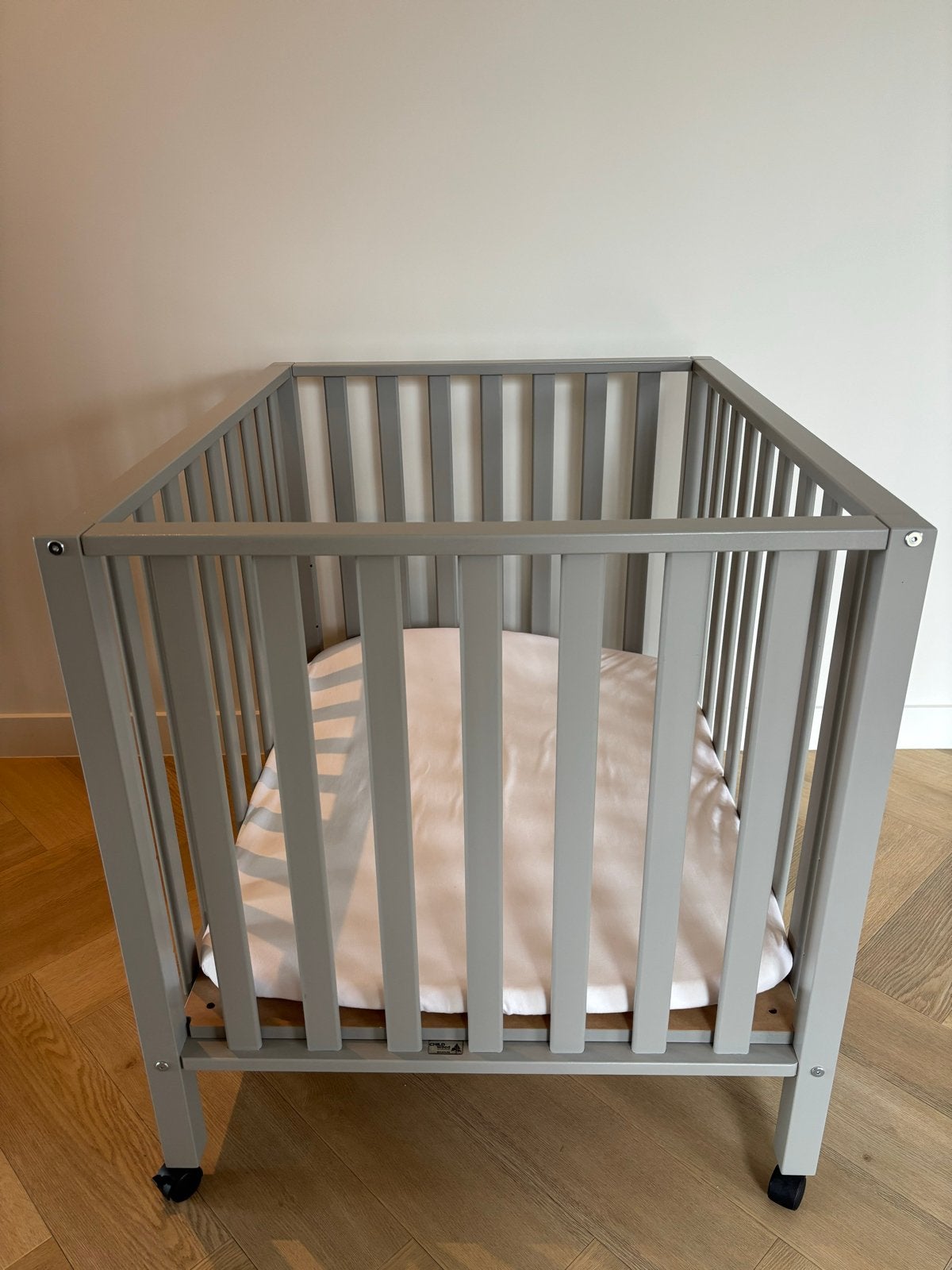Baby box met dubbel matras, Kinderen en Baby's, Ophalen of Verzenden, Zo goed als nieuw, Vierkant, In hoogte verstelbaar